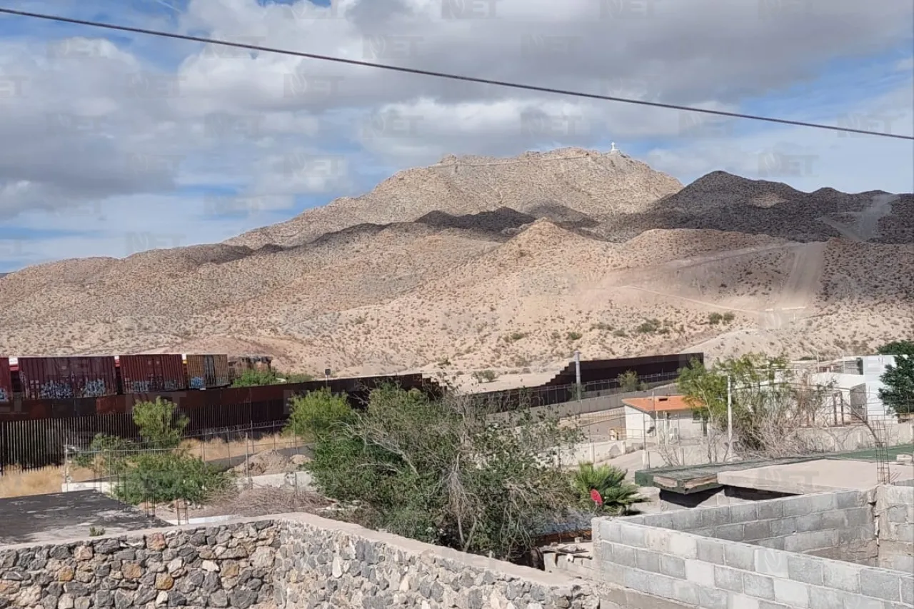 Dejan cuerpo encobijado a metros del muro fronterizo