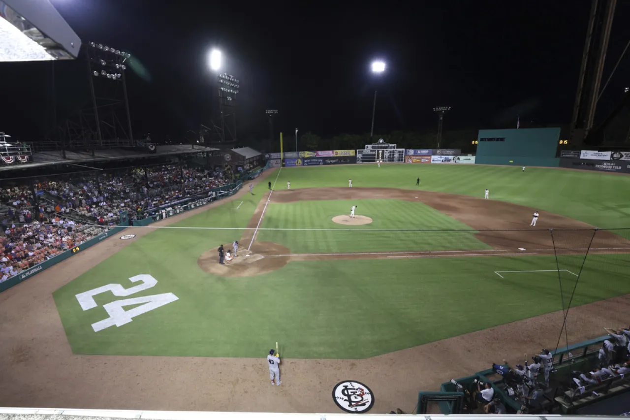 Cardenales superan a Gigantes en el Rickwood Field