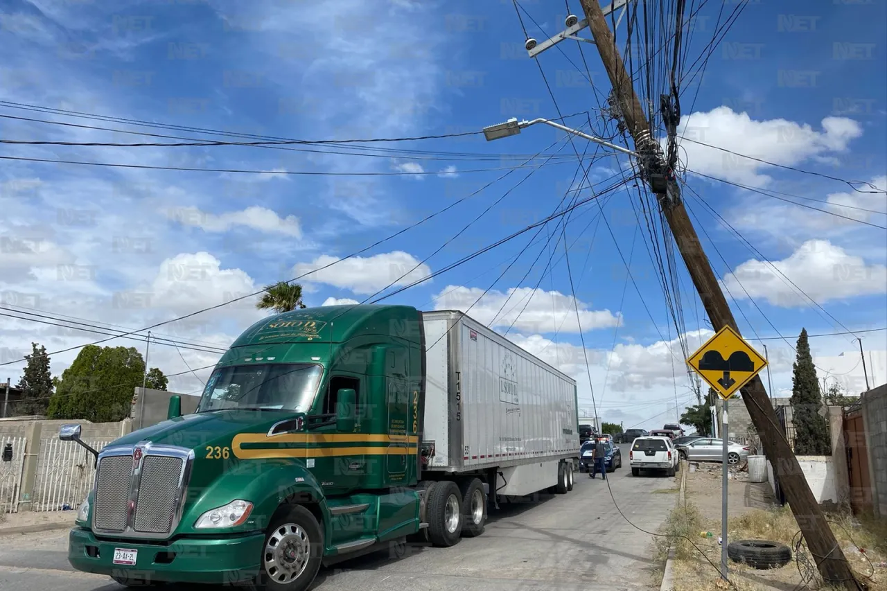 Derriba tráiler un poste y deja a vecinos del Nuevo Hipódromo sin luz