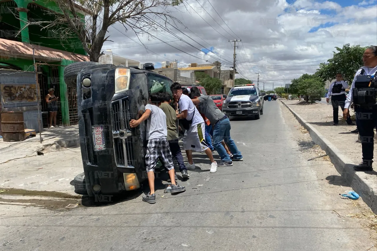 Camioneta termina volcada en la colonia Municipio Libre