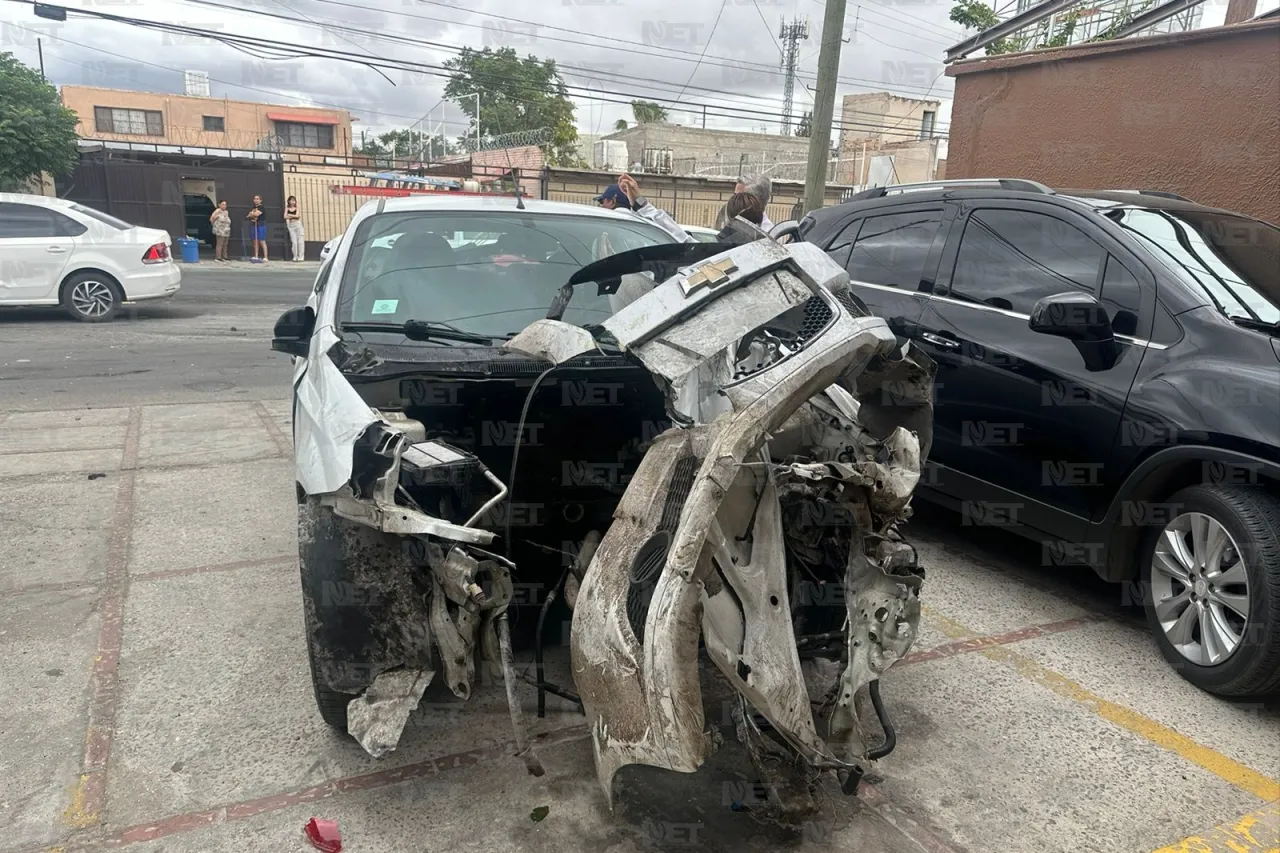 Choca y sale disparado su motor; iba 'texteando' y a exceso de velocidad