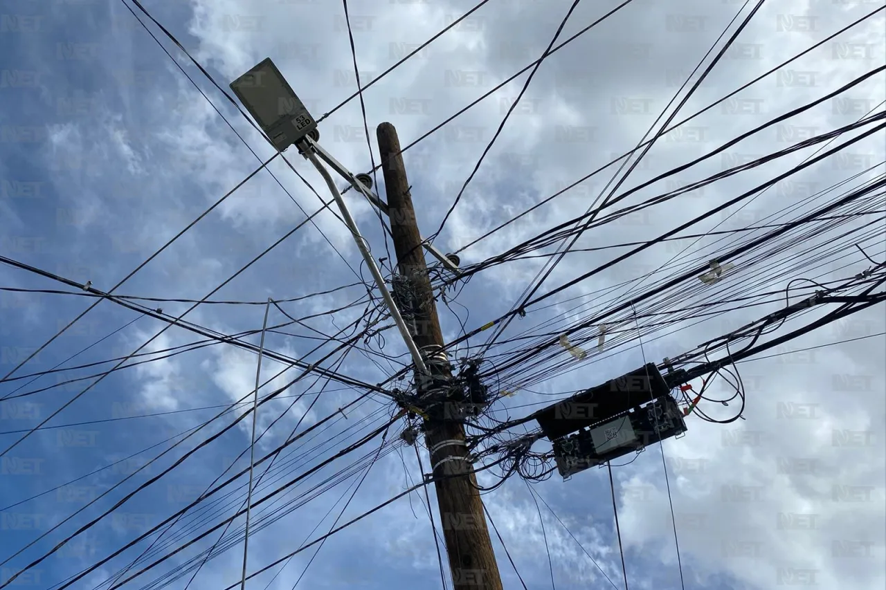 Derriba tráiler un poste y deja a vecinos del Nuevo Hipódromo sin luz