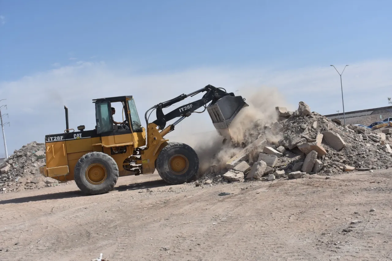 Limpian terreno lleno de escombro en Calzada del Río y Juan Pablo II