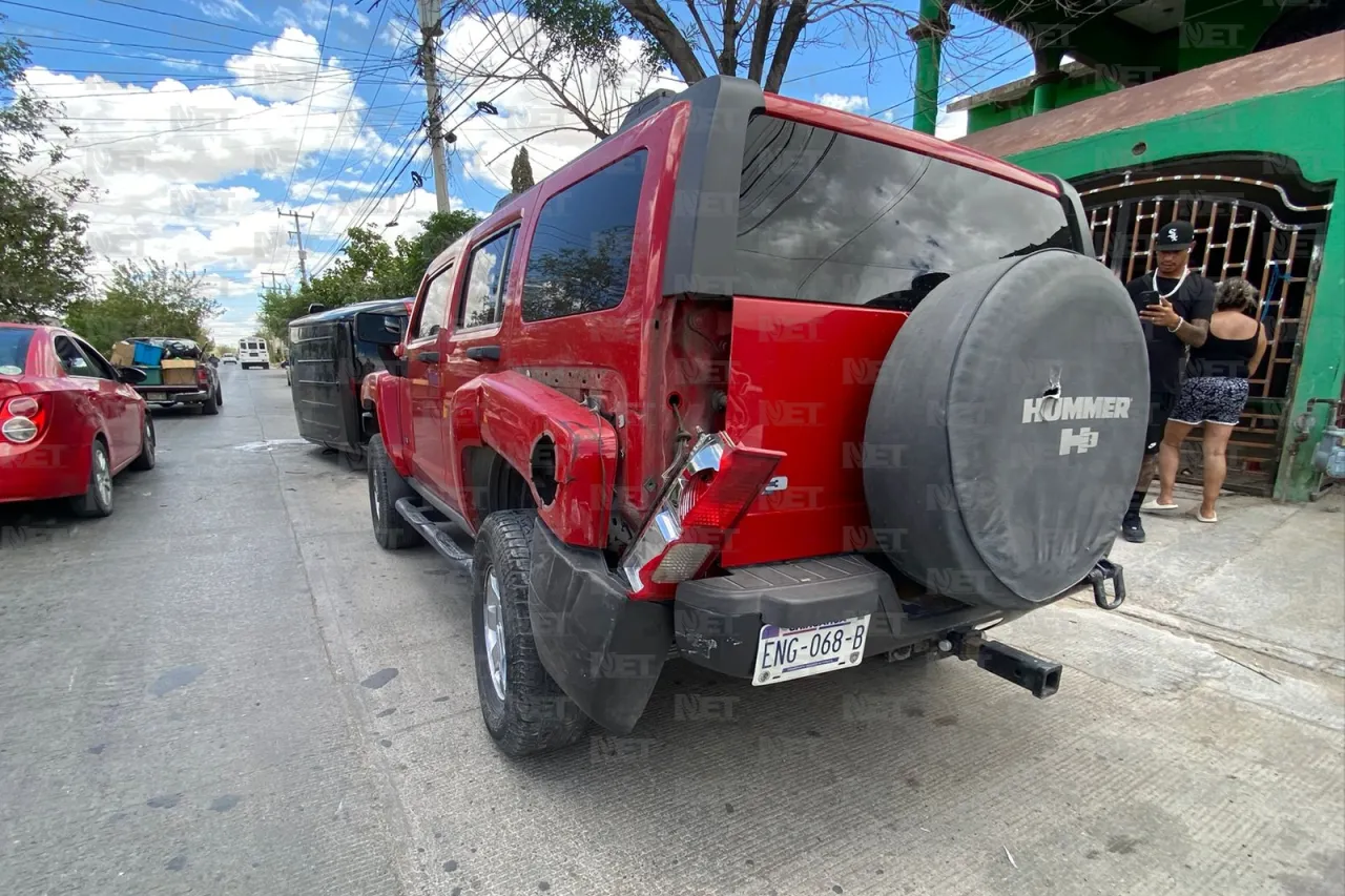 Camioneta termina volcada en la colonia Municipio Libre