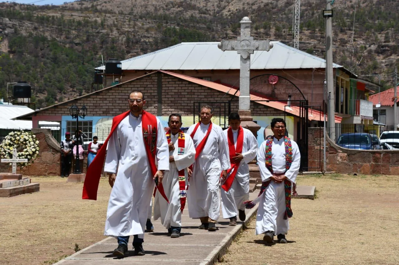 Acompaña gobierno estatal homenaje a sacerdotes jesuitas en Cerocahui