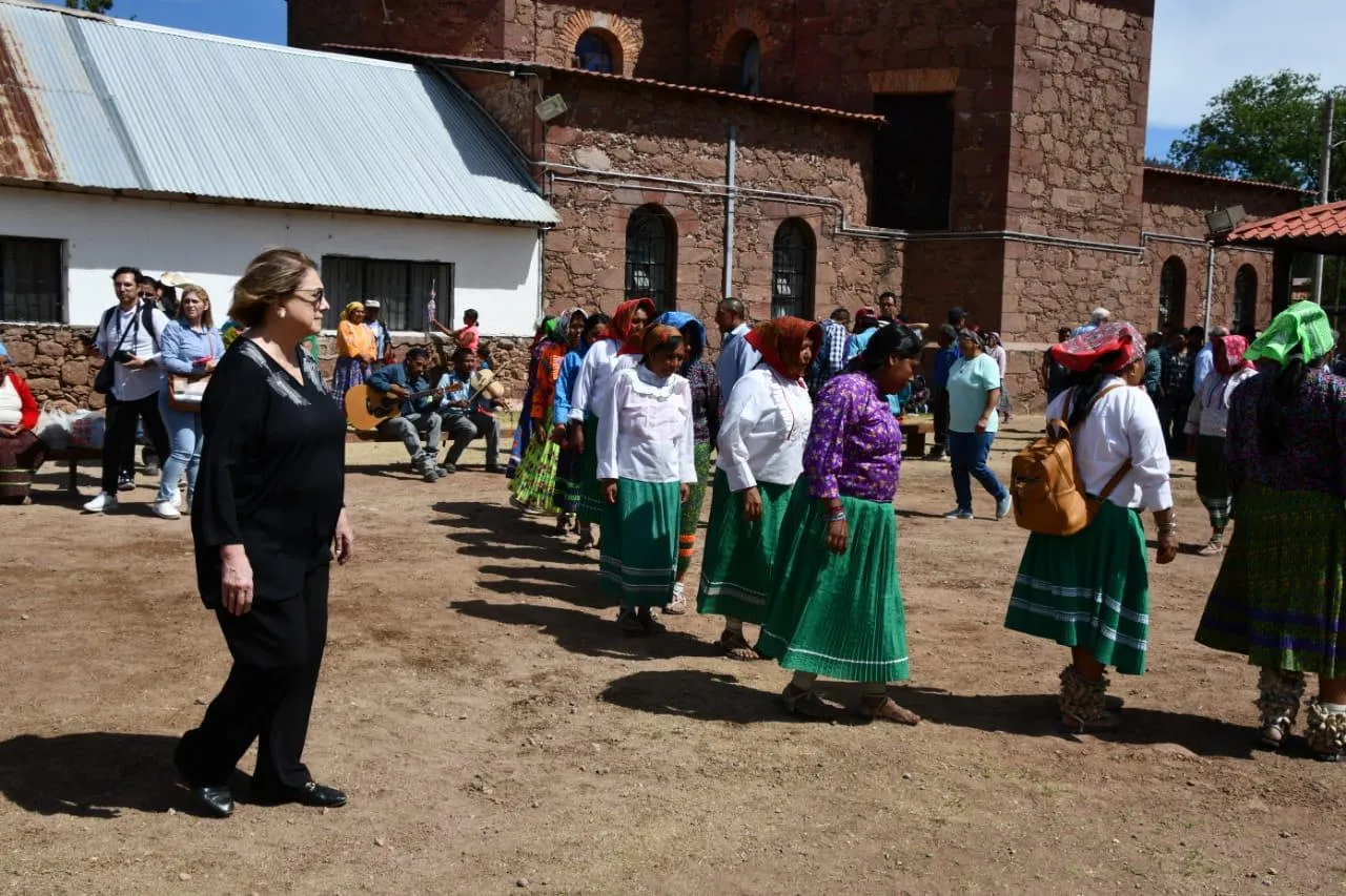 Acompaña gobierno estatal homenaje a sacerdotes jesuitas en Cerocahui