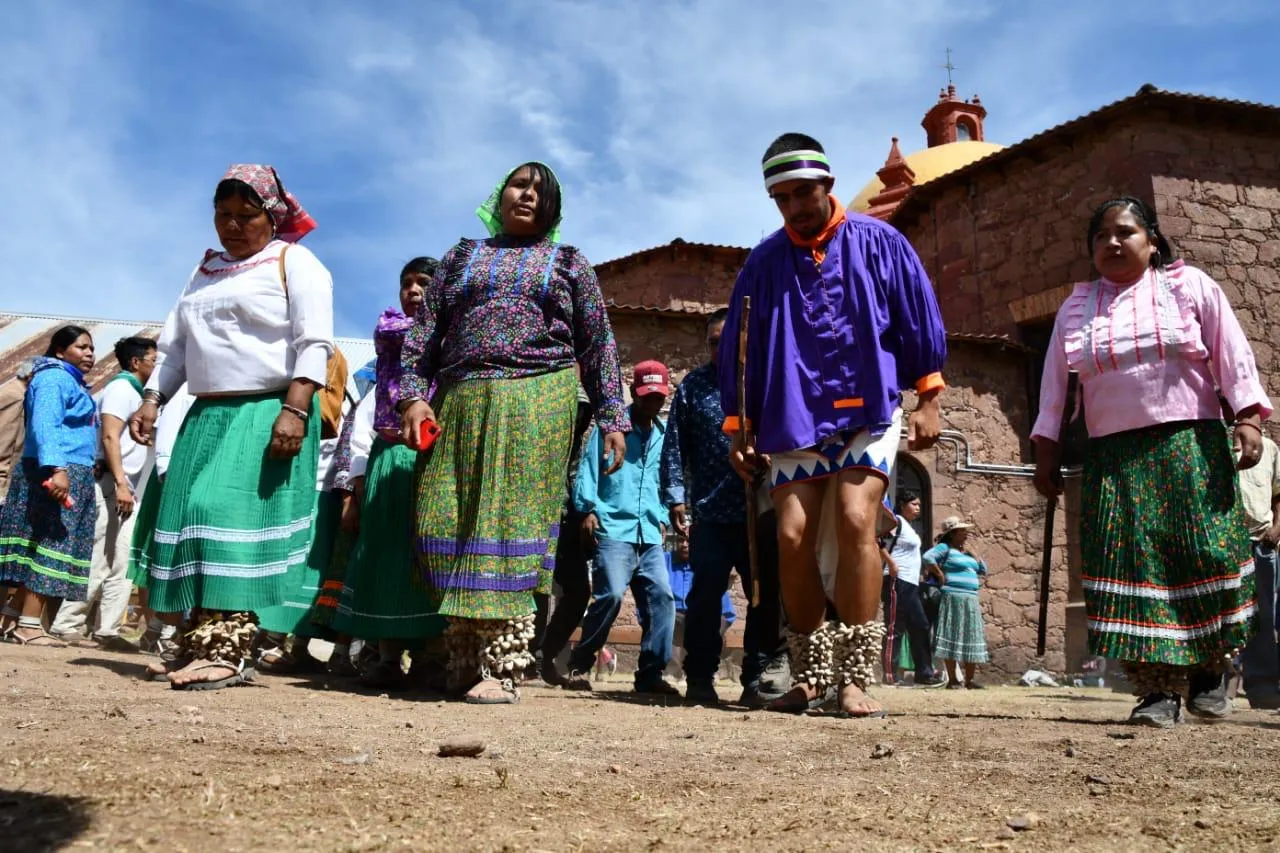 Acompaña gobierno estatal homenaje a sacerdotes jesuitas en Cerocahui