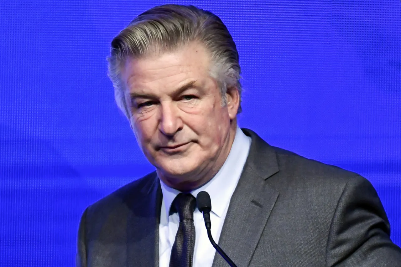 Jueza de NM sopesa si supervisora de armas testificará en caso de Alec Baldwin