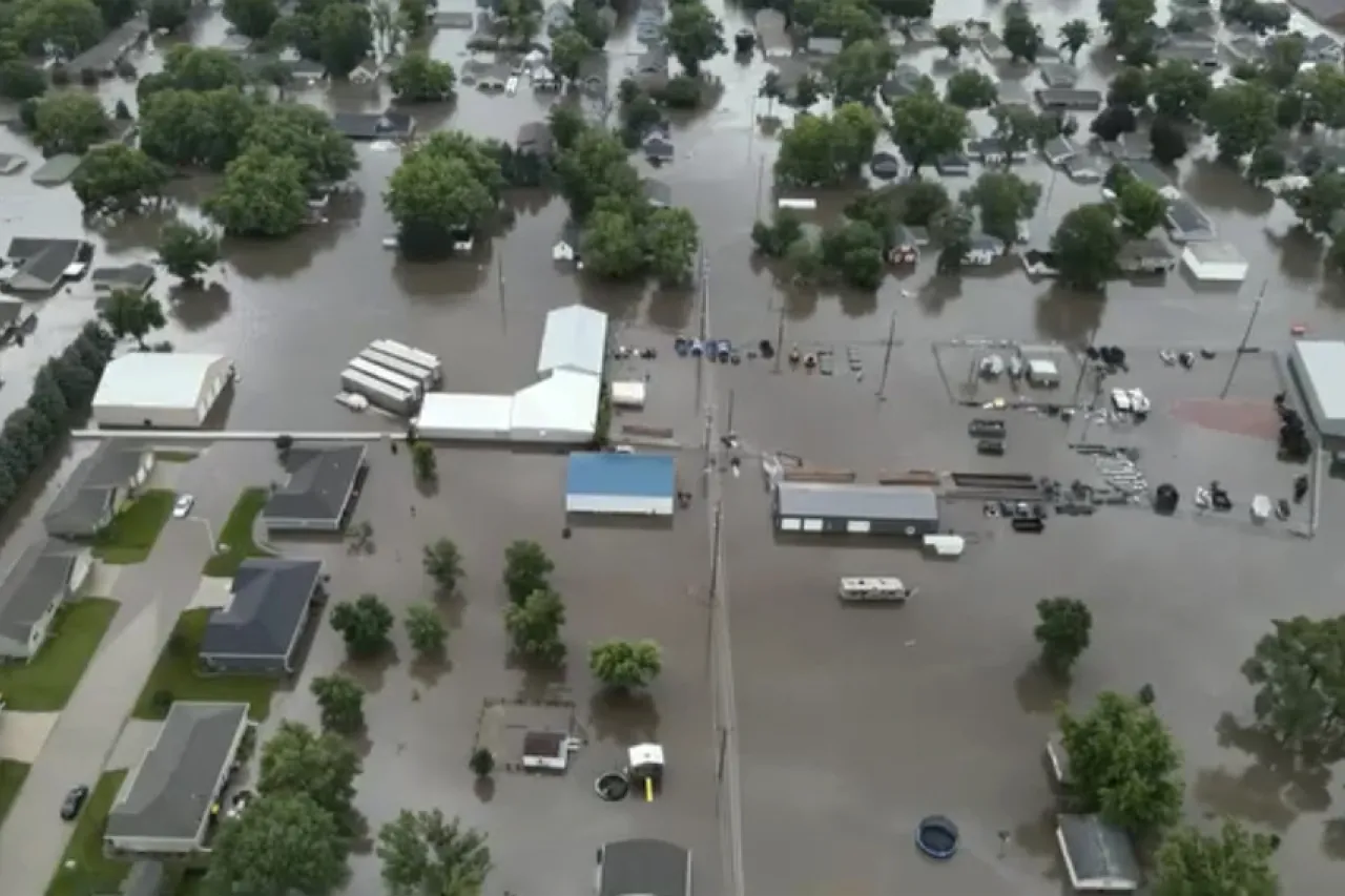 Inundaciones obligan a habitantes a dejar sus casas en partes de Iowa