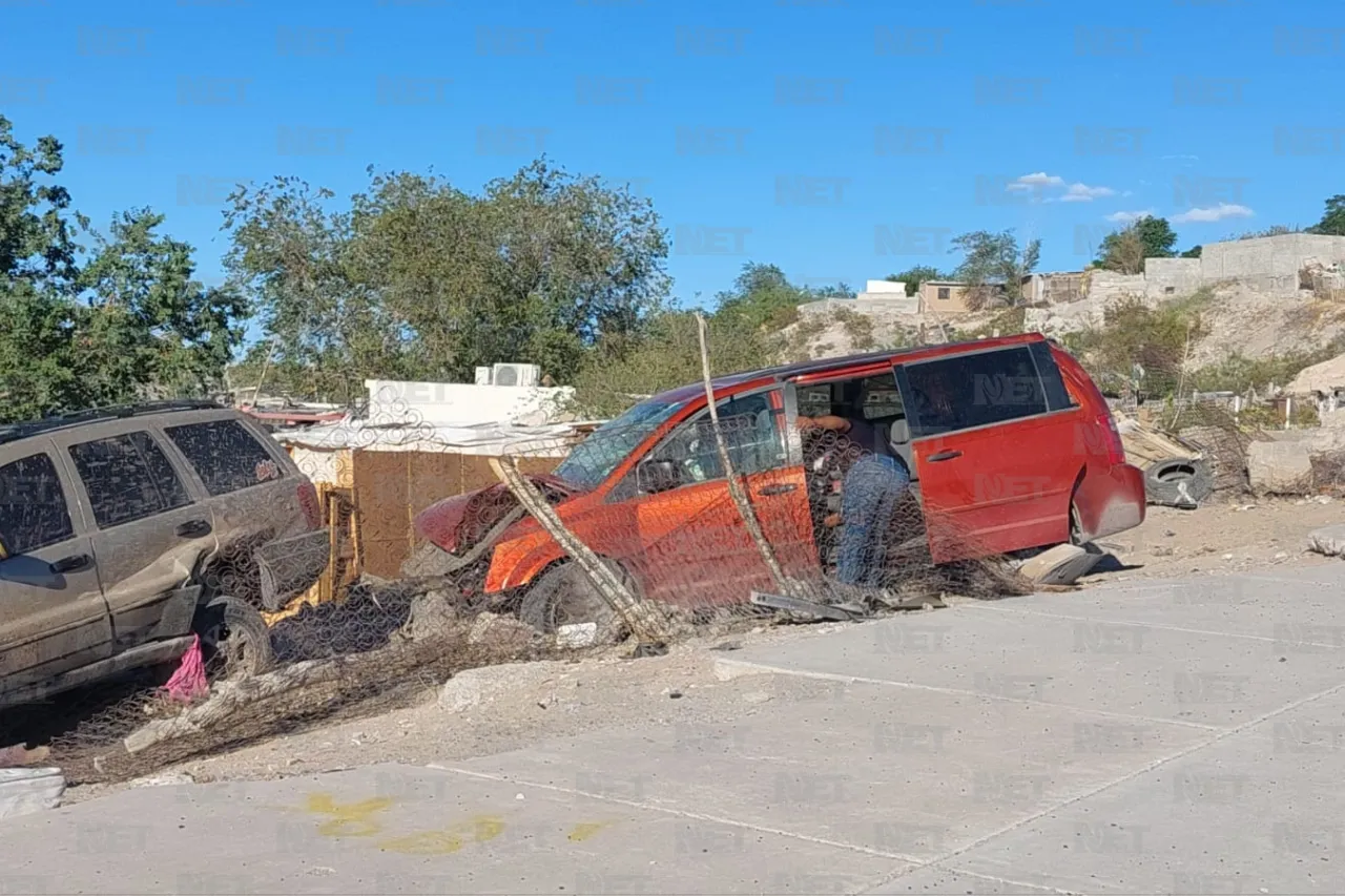 Fotos: Pierde el control de camioneta y causa múltiples destrozos