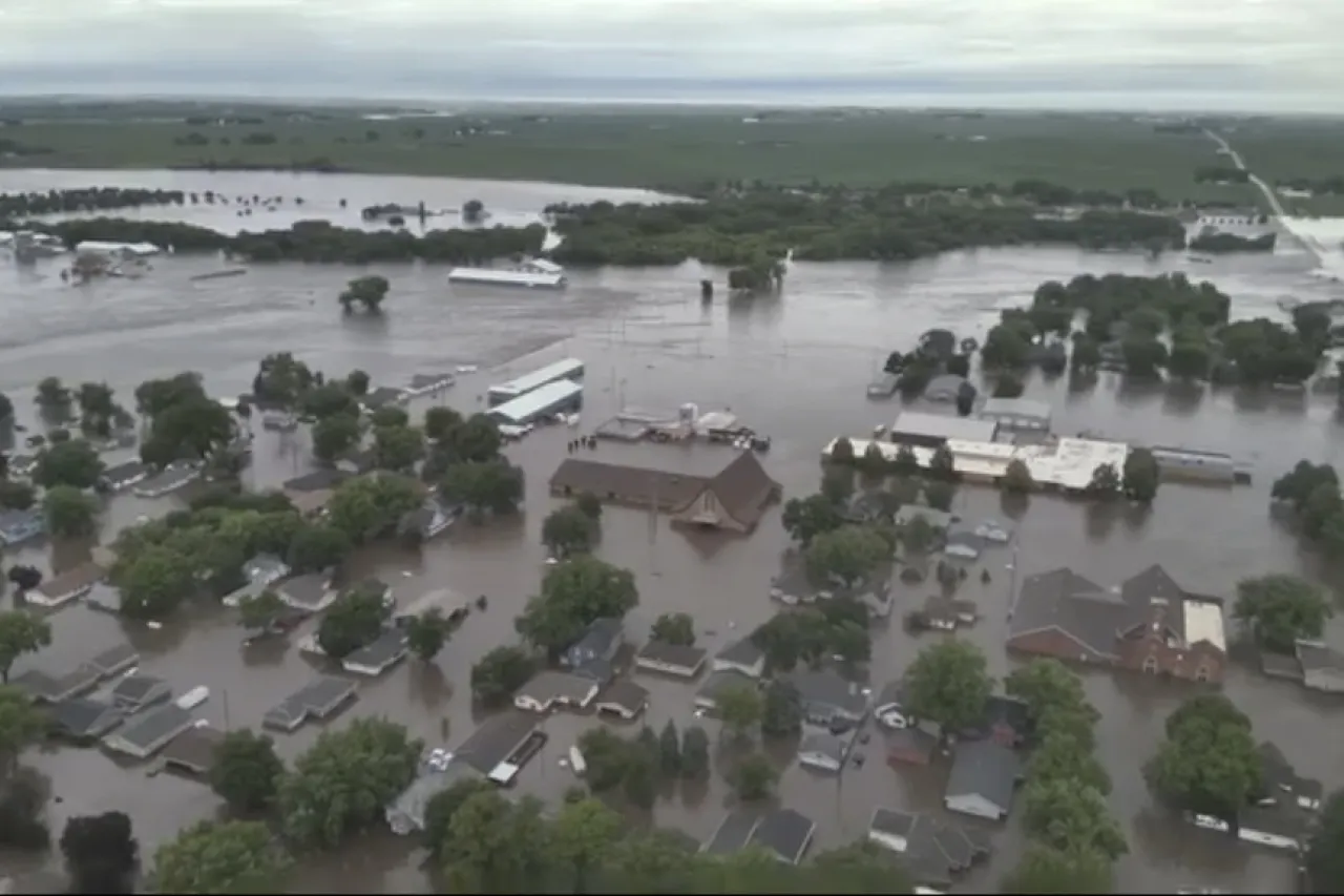 Inundaciones obligan a habitantes a dejar sus casas en partes de Iowa