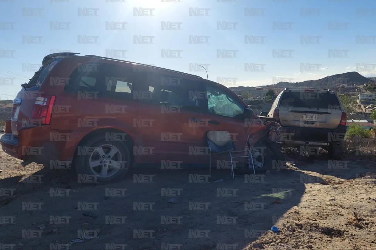 Fotos: Pierde el control de camioneta y causa múltiples destrozos