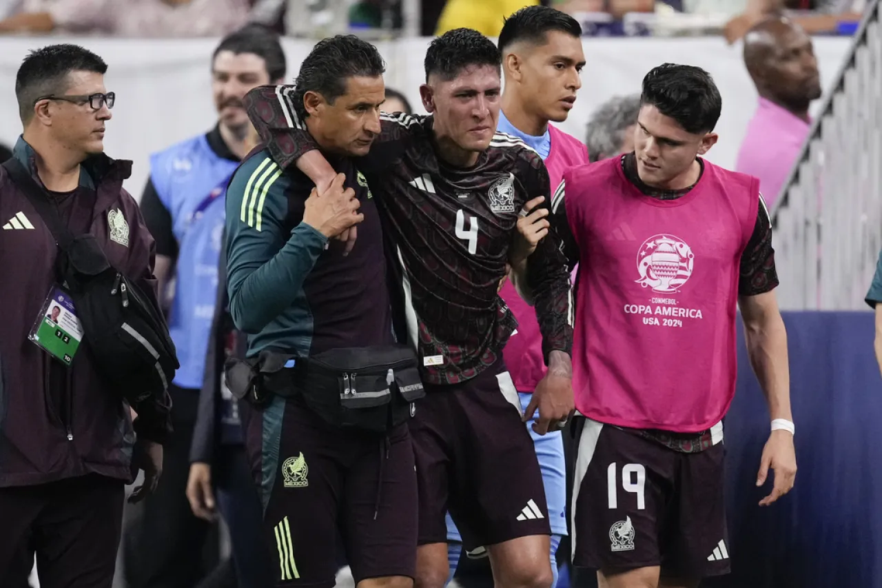 Edson Álvarez sale lesionado en debut de México en Copa América