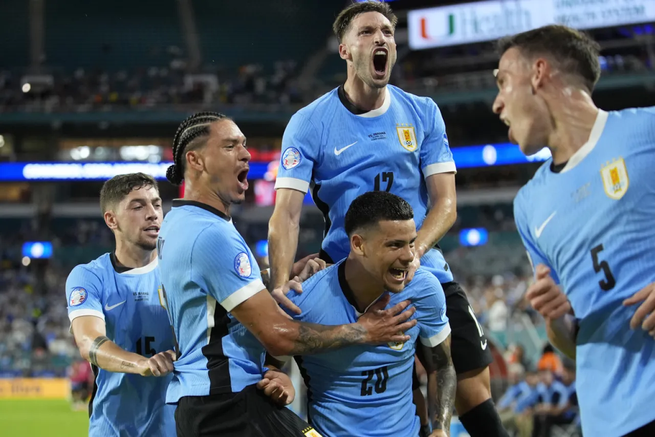 Uruguay derrota a Panamá en su debut en la Copa América