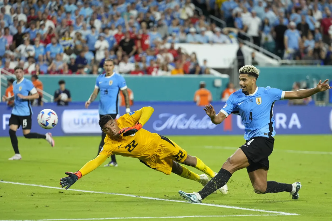 Uruguay derrota a Panamá en su debut en la Copa América