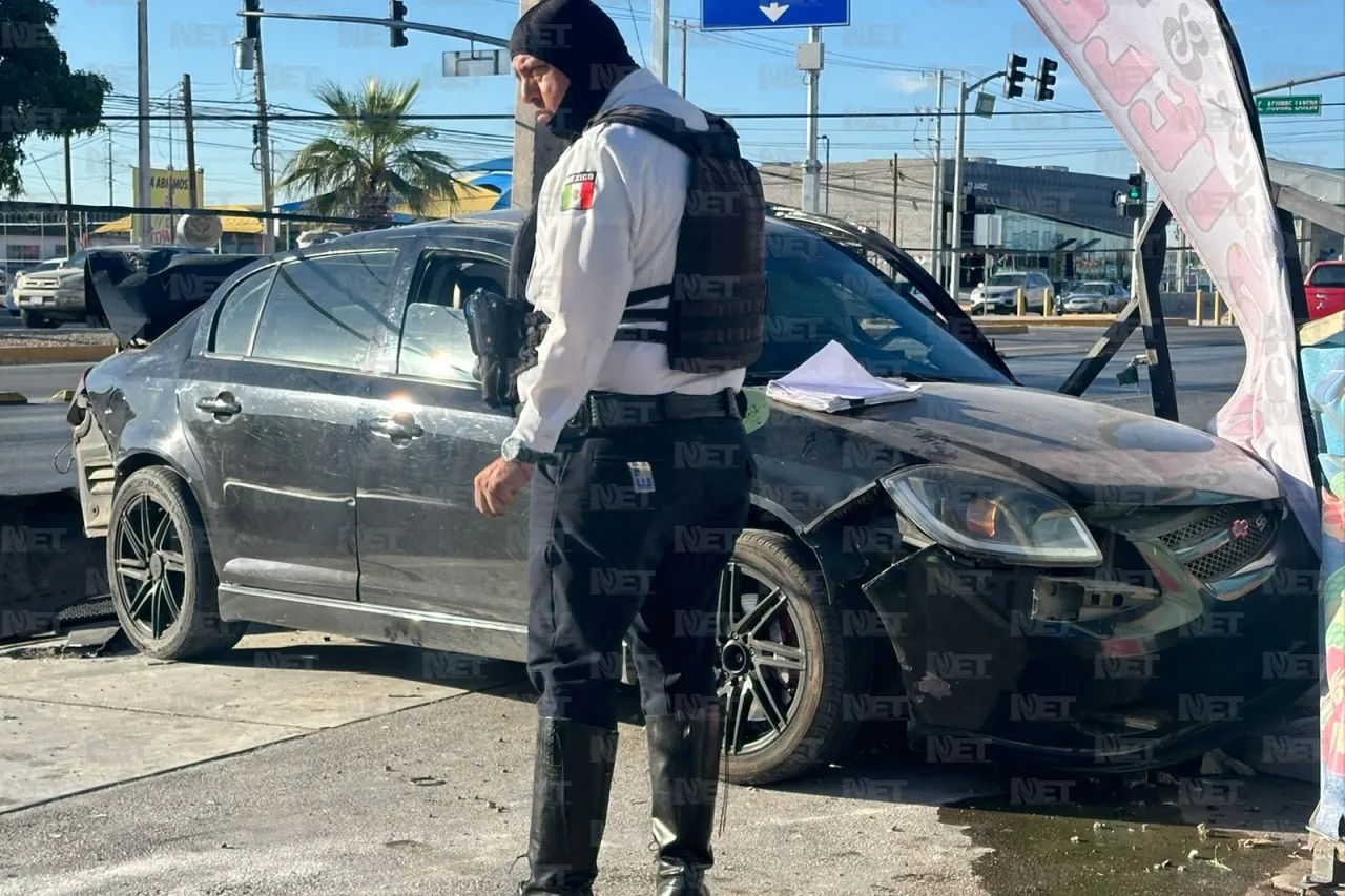 Pierde el control de su auto y derriba poste en la Tecnológico 