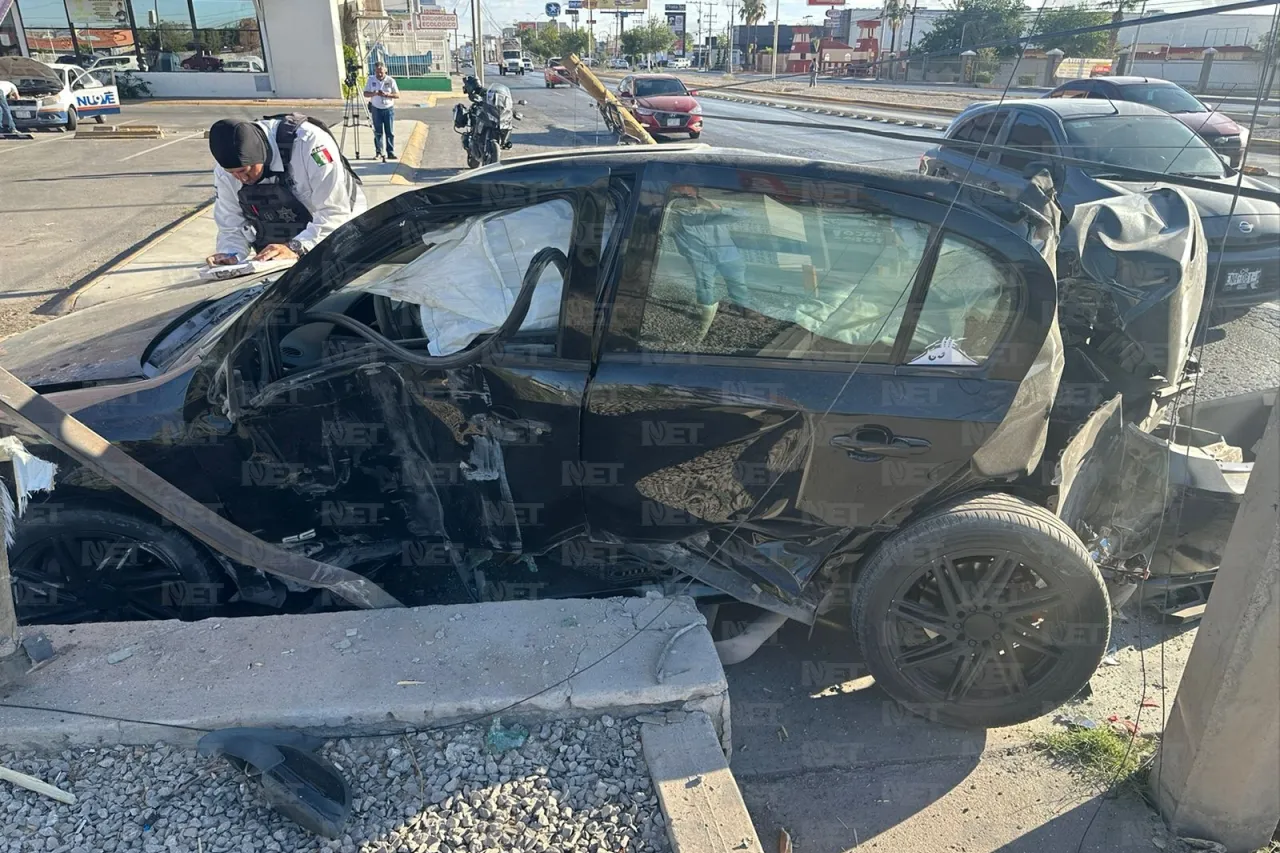 Pierde el control de su auto y derriba poste en la Tecnológico 