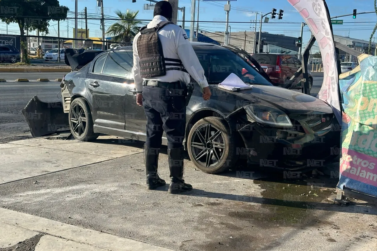 Pierde el control de su auto y derriba poste en la Tecnológico 