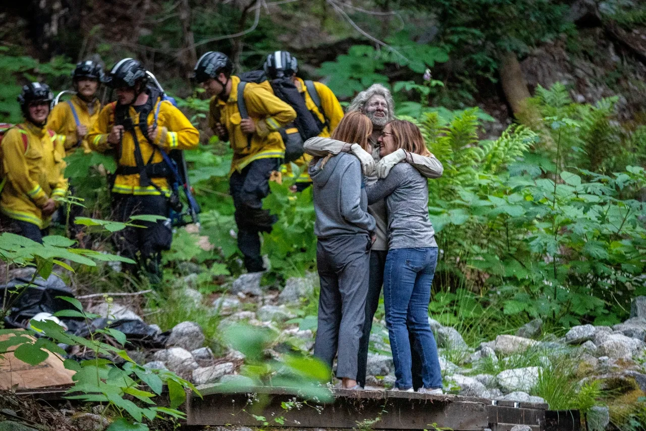 Encuentran salva a senderista que llevaba 10 días en las montañas de California