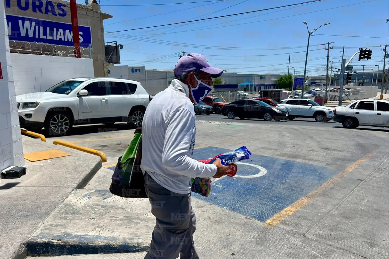 Fotos: Don Beto sale adelante con la venta de tortilleros en las calles