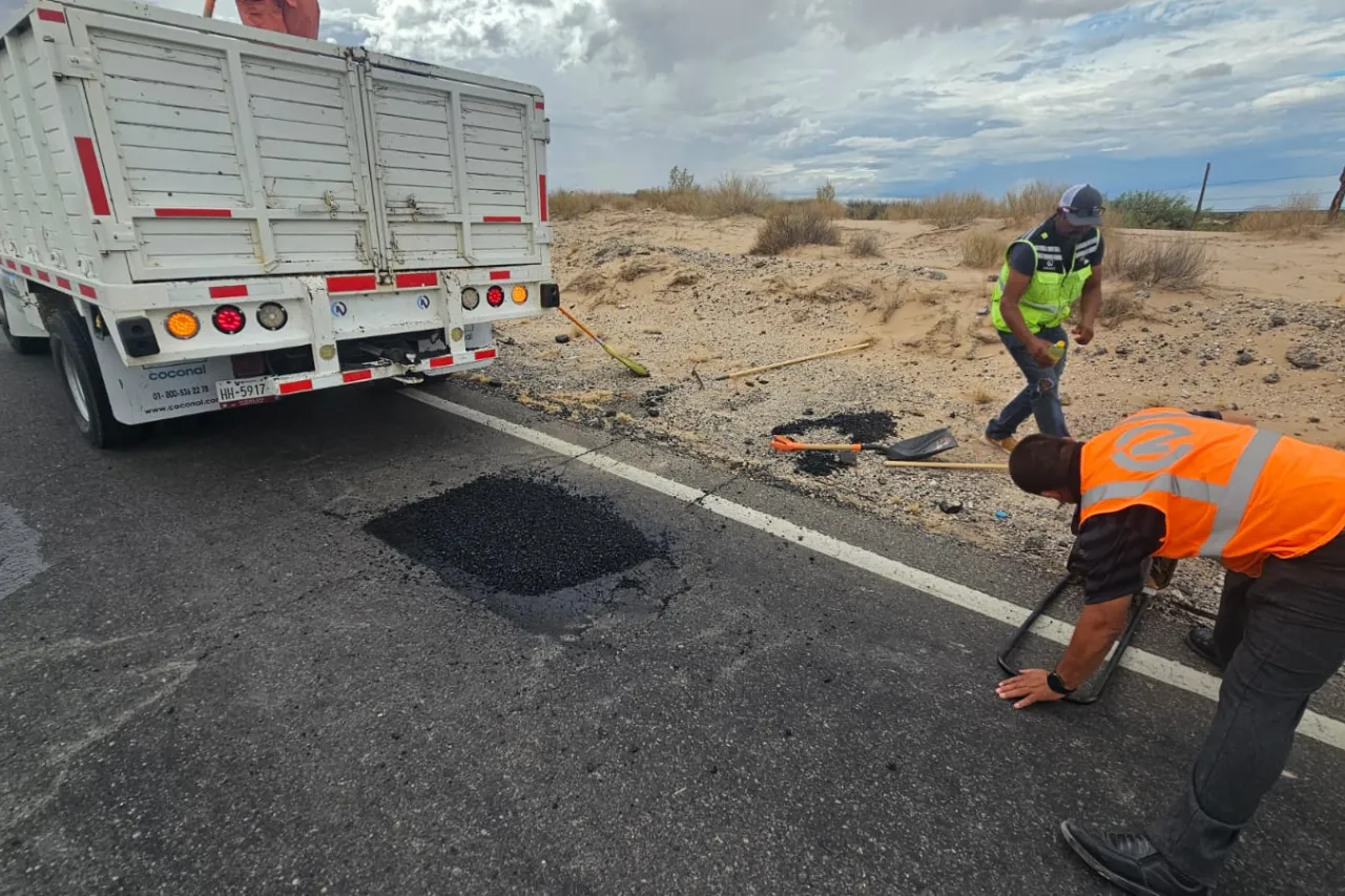 Realizan bacheo en la carretera Juárez-Janos