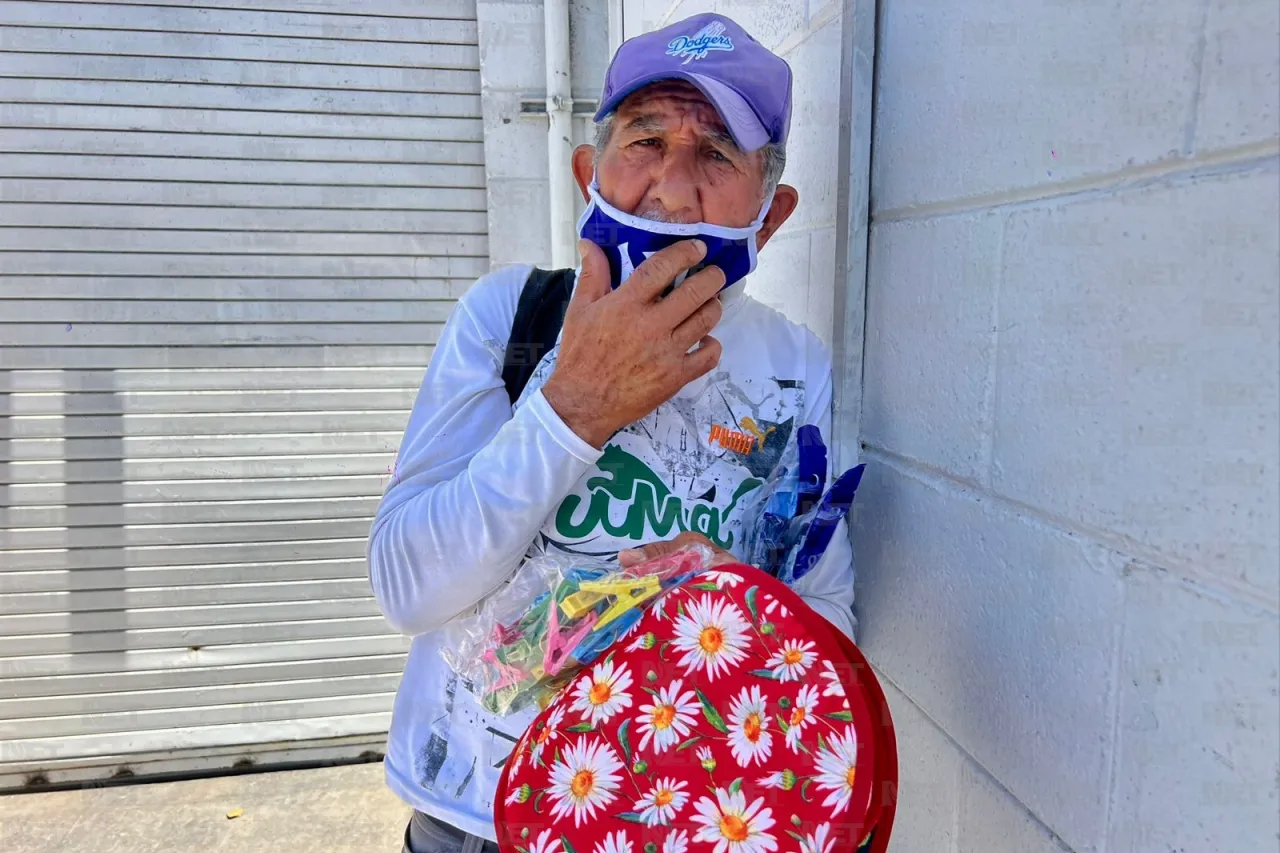 Fotos: Don Beto sale adelante con la venta de tortilleros en las calles