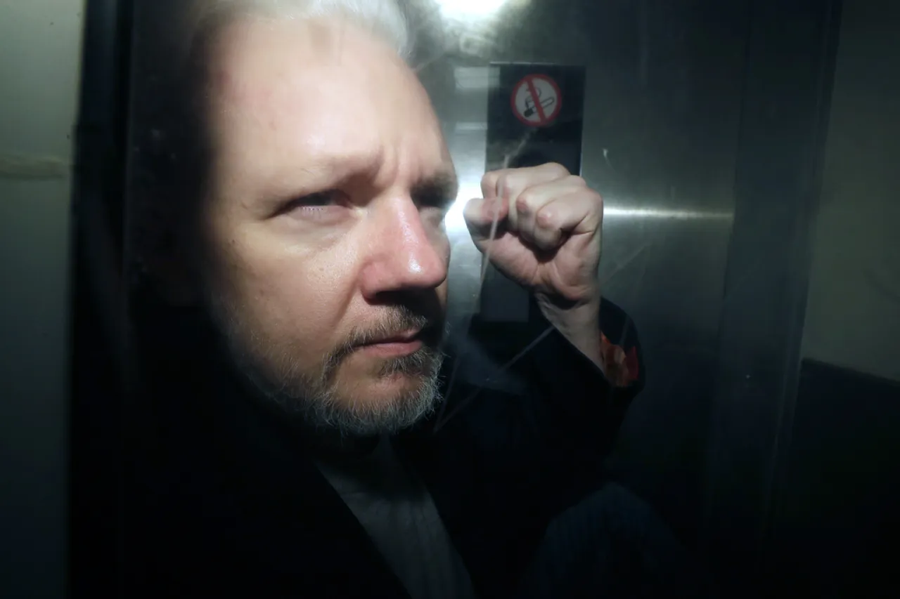 Assange se declara culpable en acuerdo con EU