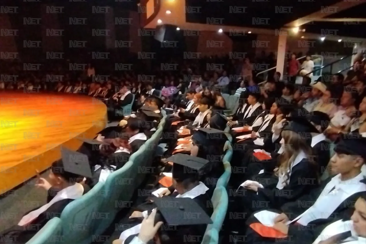 Celebra Cecytech graduación de alumnos del plantel 9