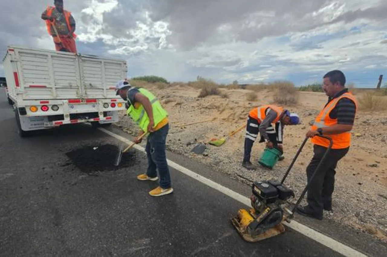 Realizan bacheo en la carretera Juárez-Janos