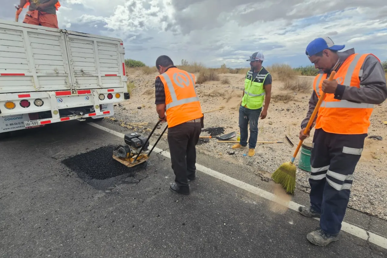 Realizan bacheo en la carretera Juárez-Janos