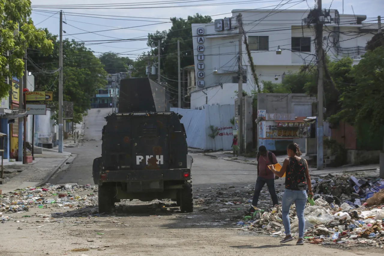 Llegan a Haití policías extranjeros para combatir a pandillas