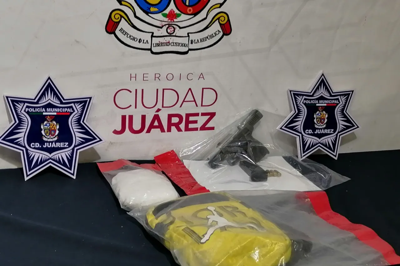 Hombre cae de una barda al huir de la Policía; aseguran arma y cristal