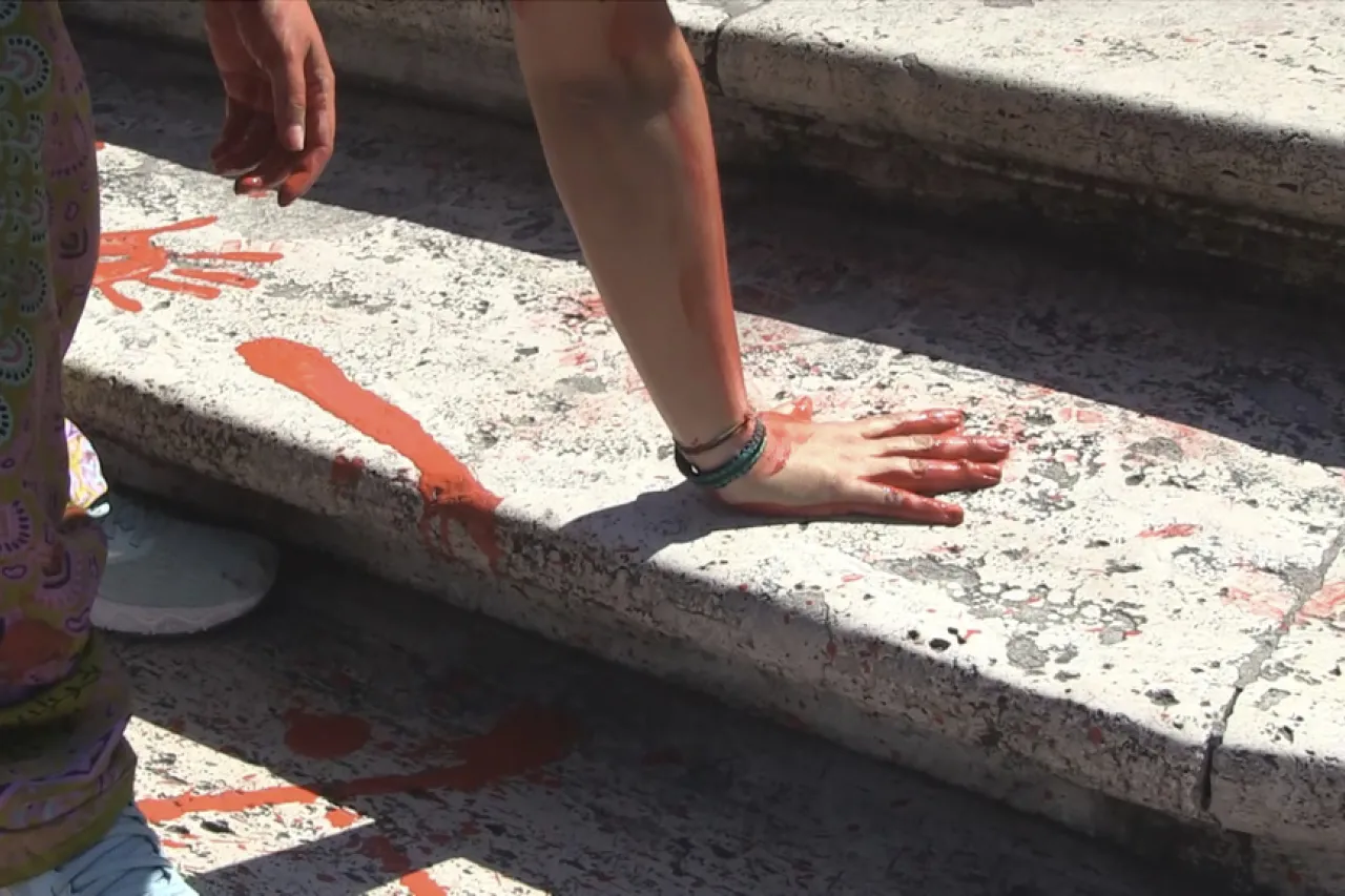 Italia: Tiran pintura roja en la Plaza Española en protesta por feminicidios