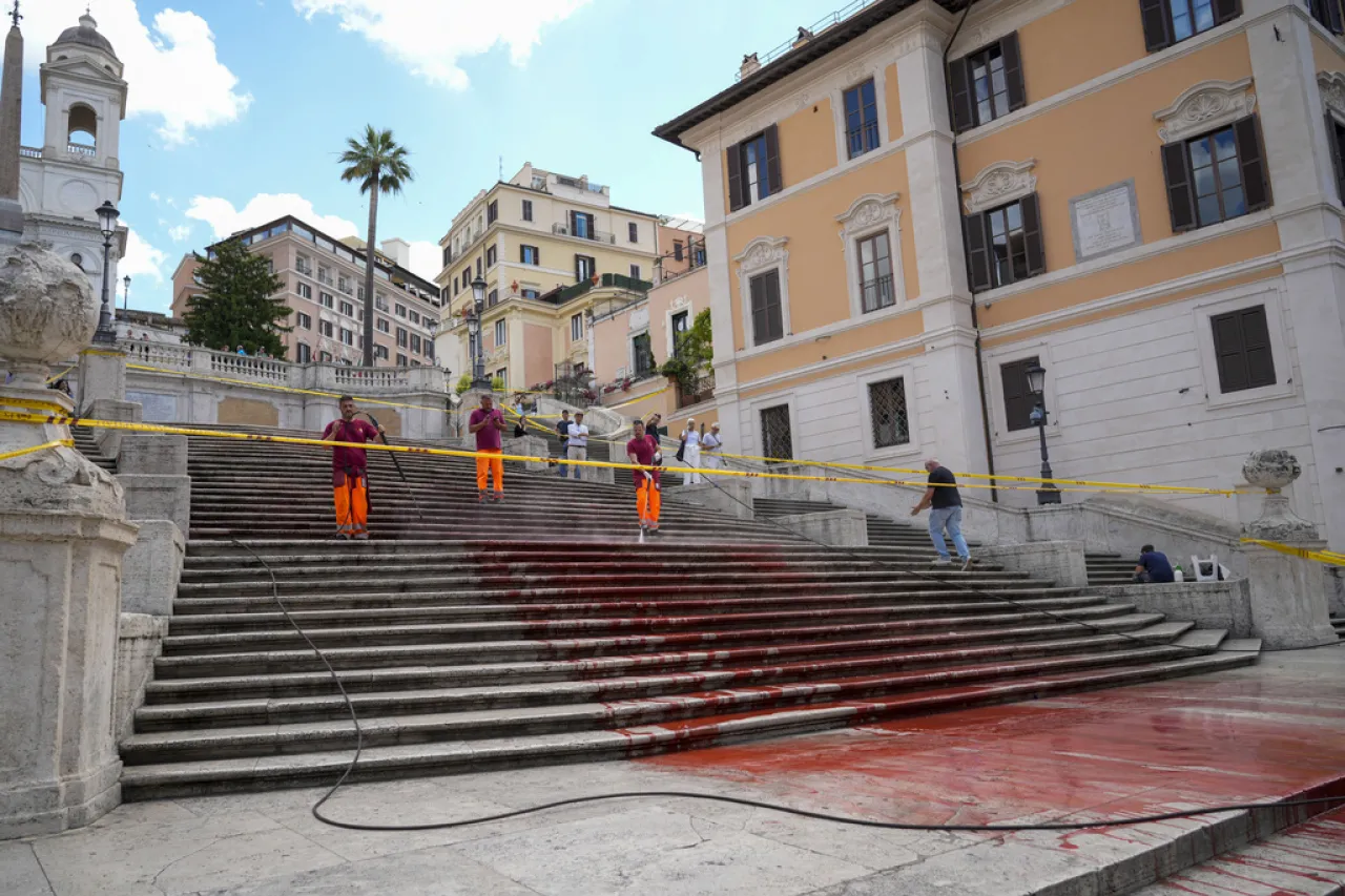 Italia: Tiran pintura roja en la Plaza Española en protesta por feminicidios