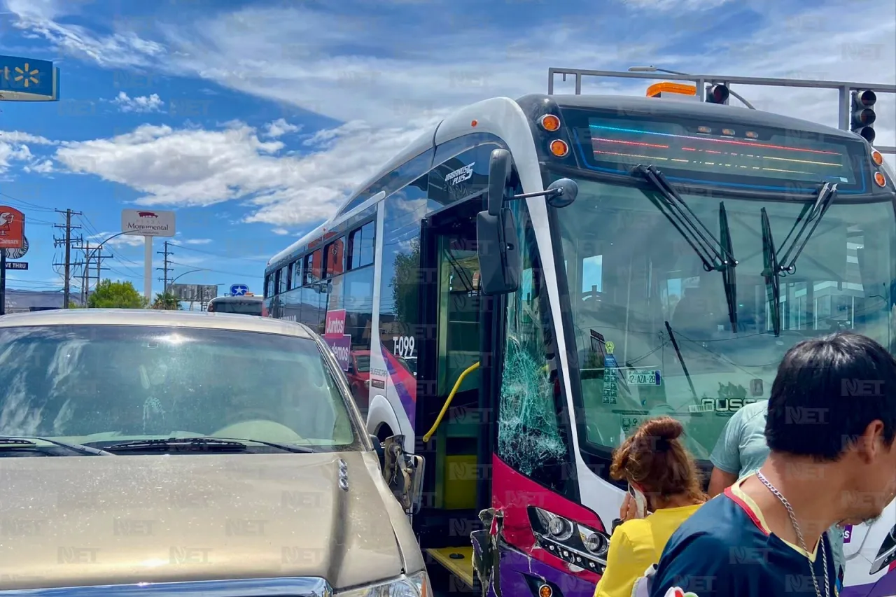 Conductora le corta el paso a unidad del Juárez Bus y provoca choque