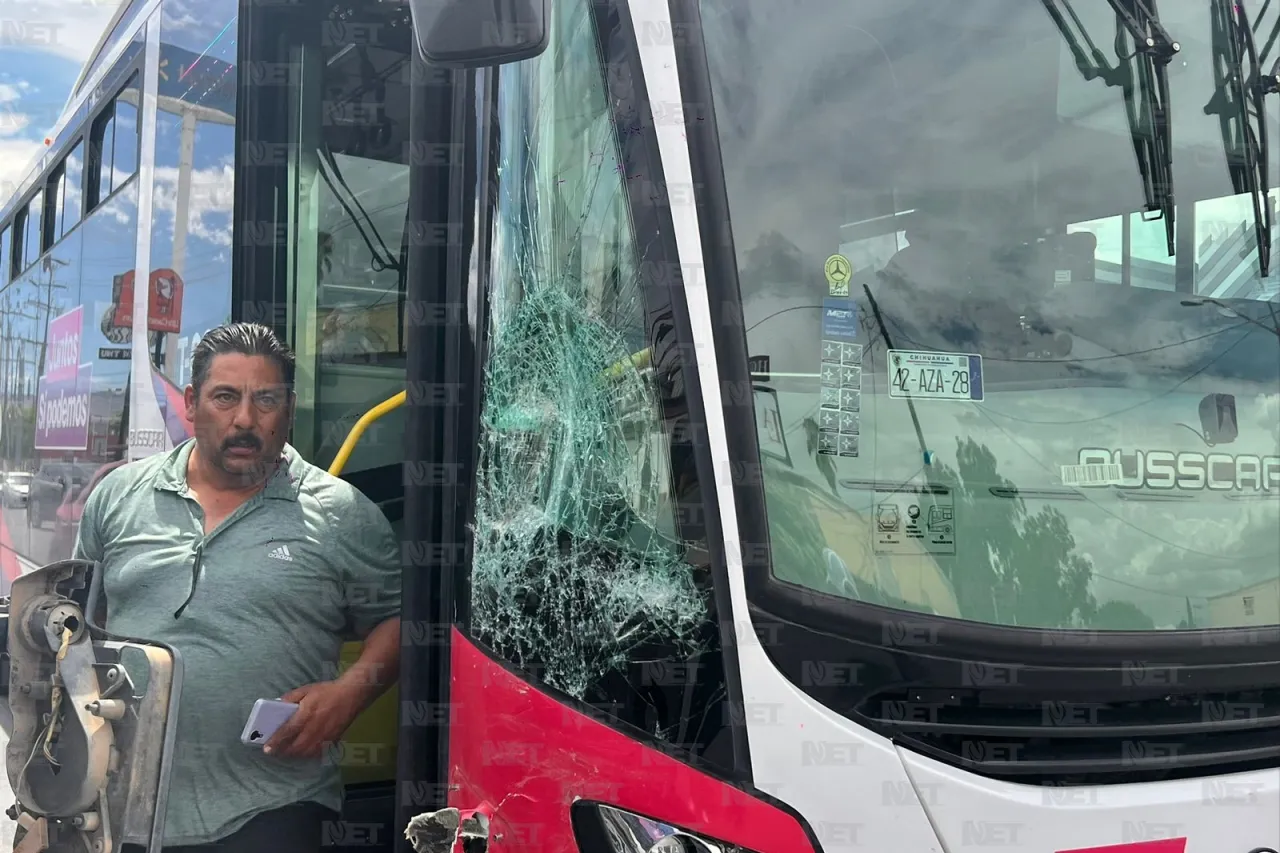 Conductora le corta el paso a unidad del Juárez Bus y provoca choque