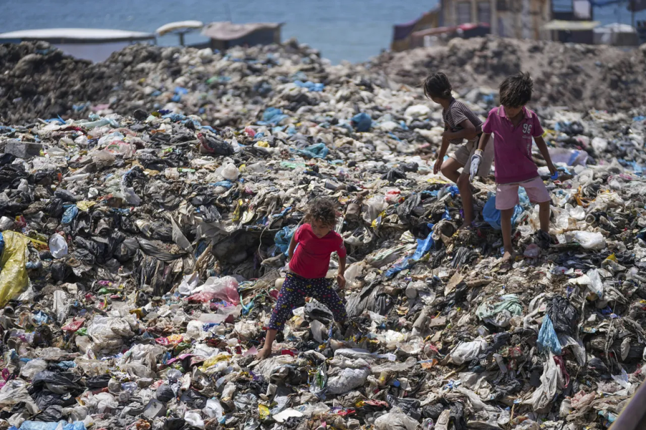 En el calor de Gaza, palestinos viven rodeados de aguas residuales y basura