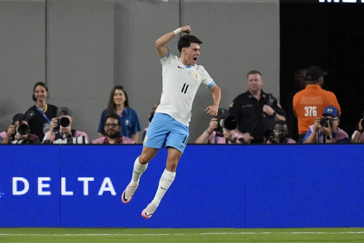 Uruguay golea a Bolivia y pone un pie en cuartos de Copa América
