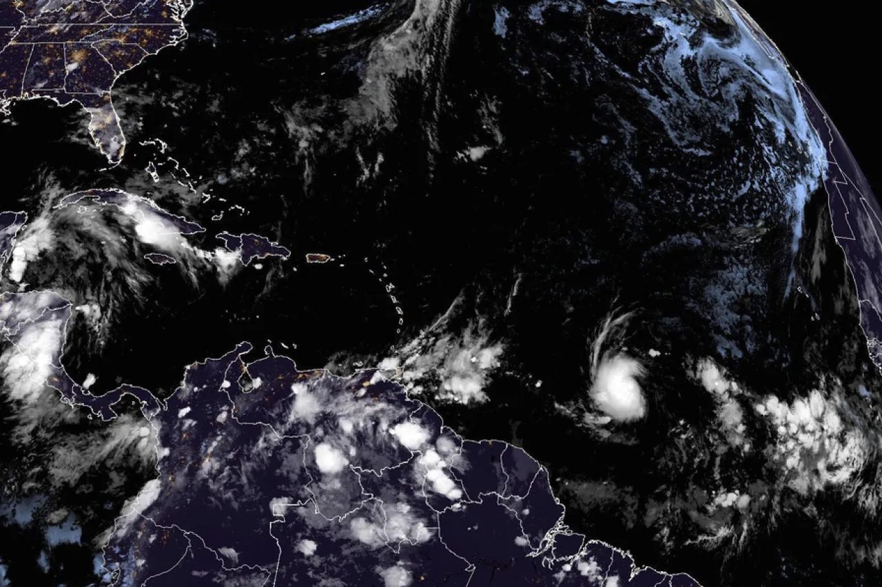 Sube Beryl a tormenta tropical; avanza rumbo al Caribe
