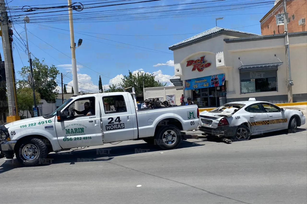 Taxista se queda sin frenos y choca en la Vicente Guerrero