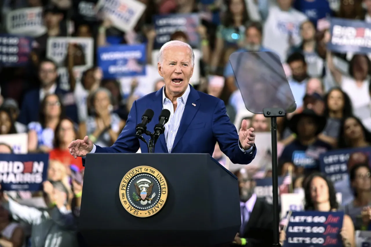 Biden reconoce errores en debate, pero insiste en defender la democracia