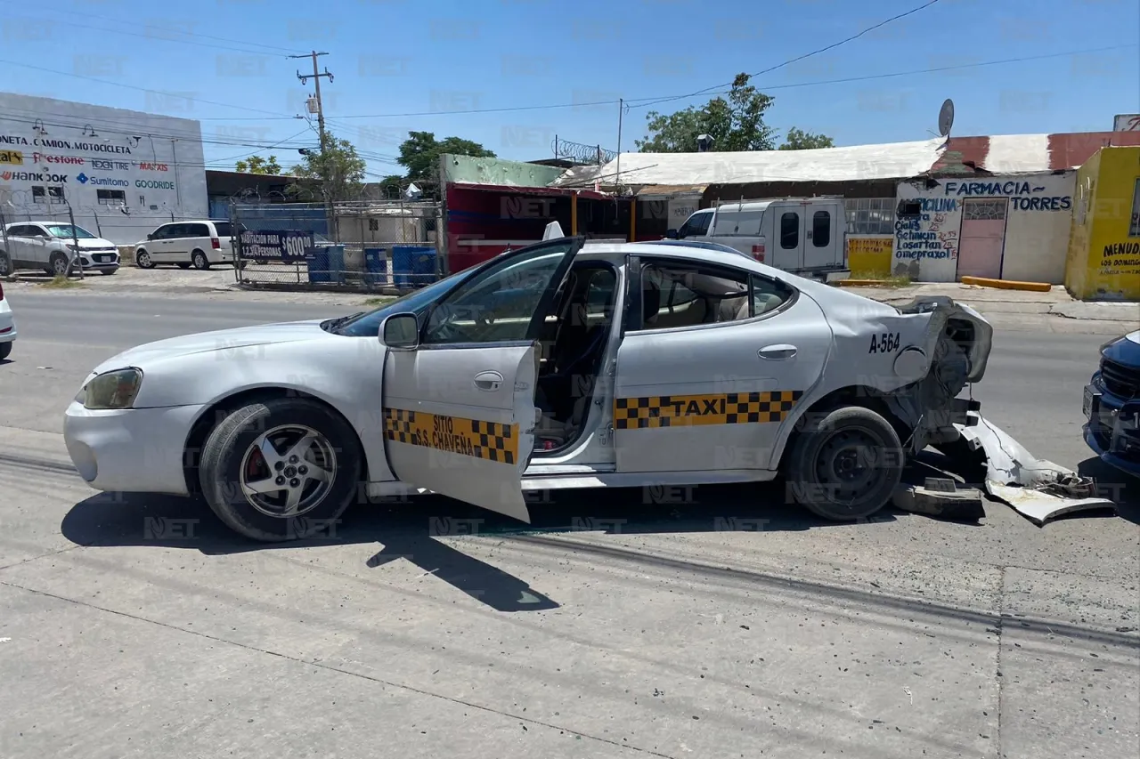 Taxista se queda sin frenos y choca en la Vicente Guerrero
