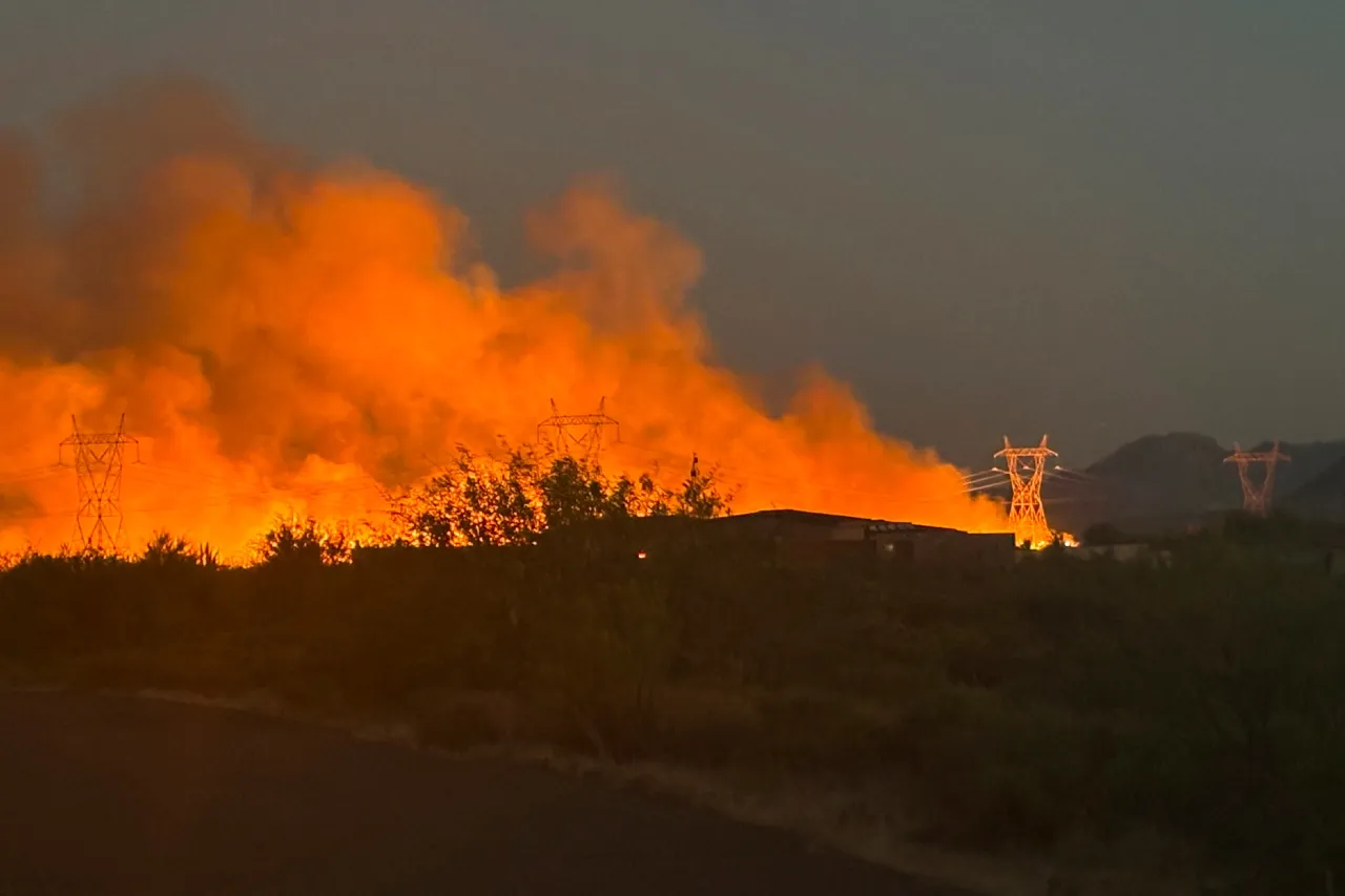 Incendio forestal avanza en Arizona tras provocar evacuaciones cerca de Phoenix