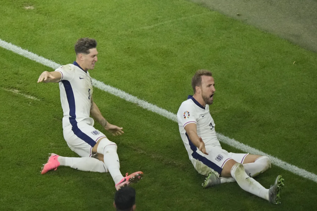 Inglaterra avanza a cuartos de la Euro tras espectacular remontada