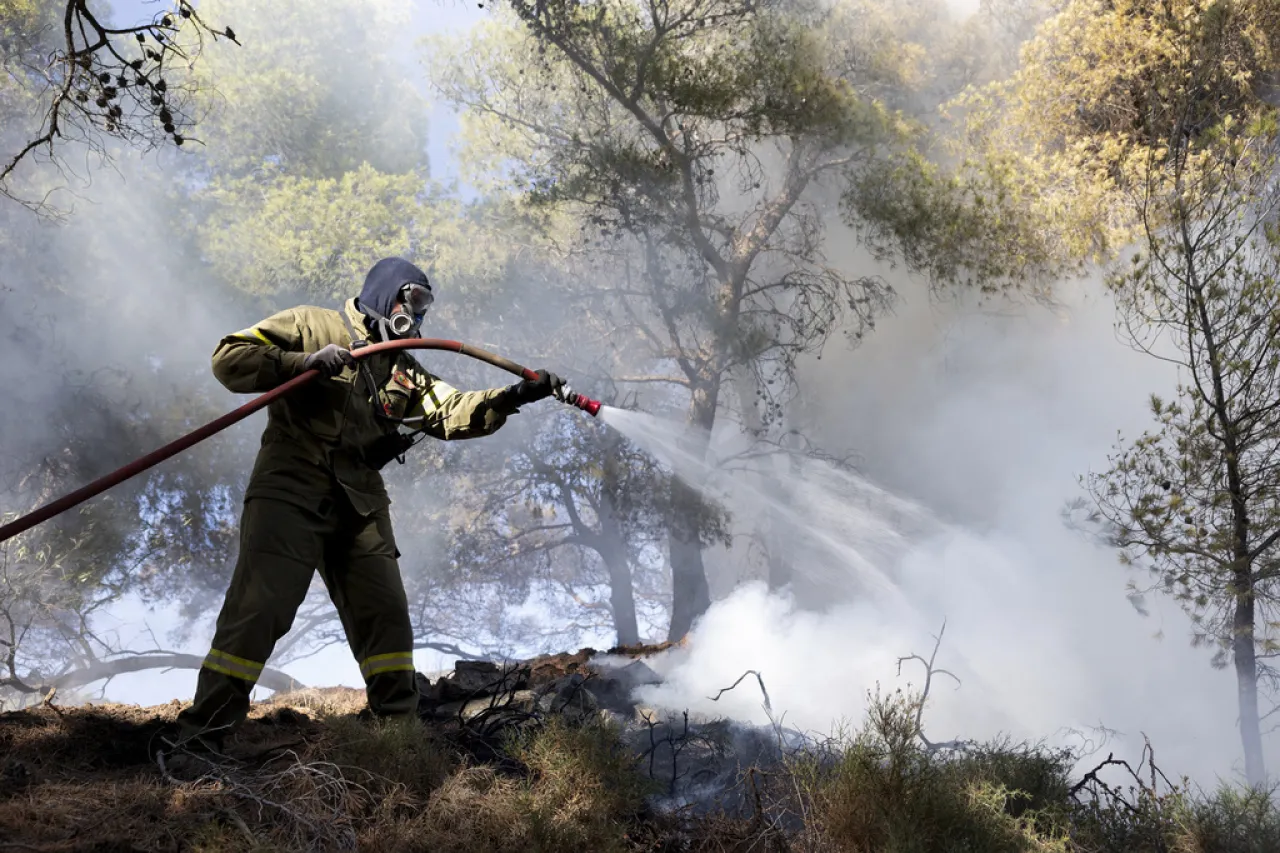 Incendios forestales arden cerca de Atenas, alimentados por fuertes vientos