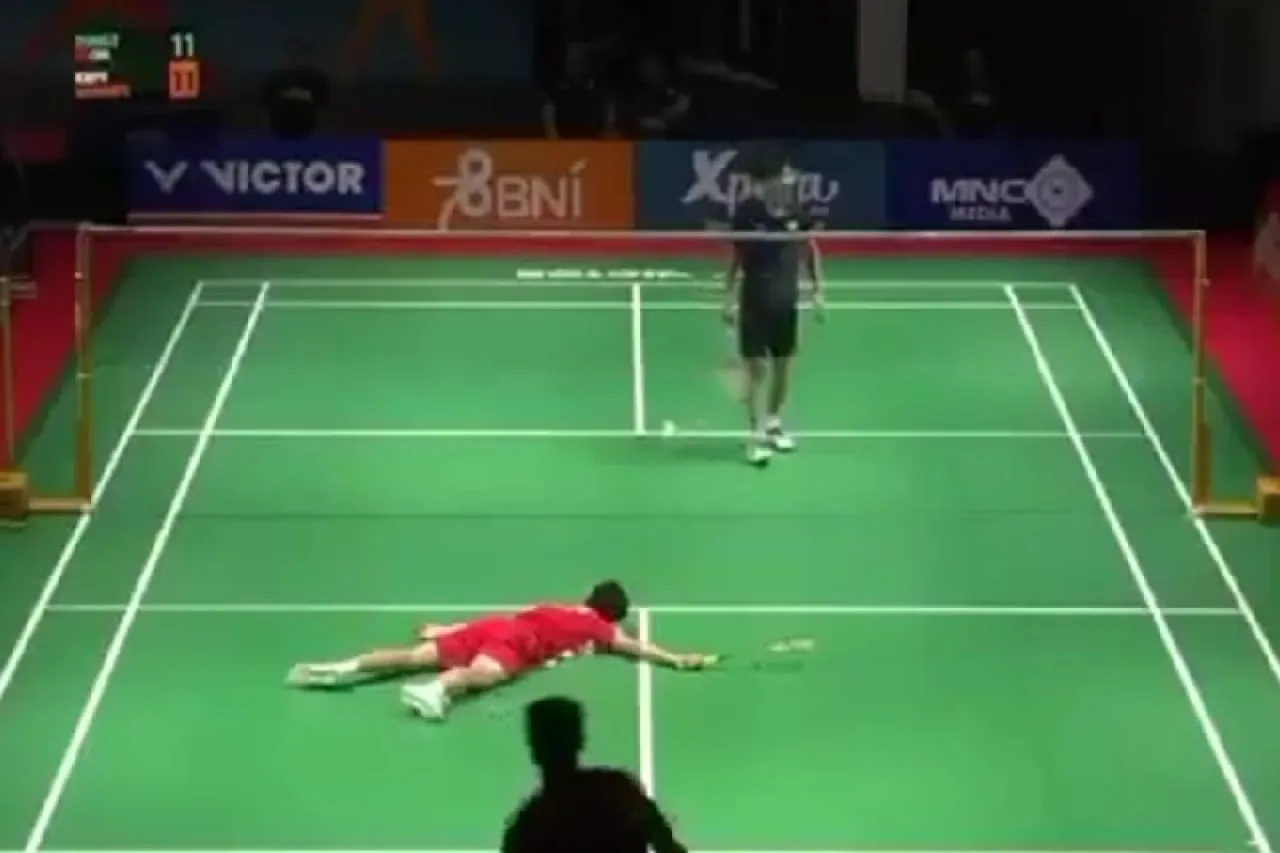 Video: Jugador de badminton de 17 años muere en pleno partido