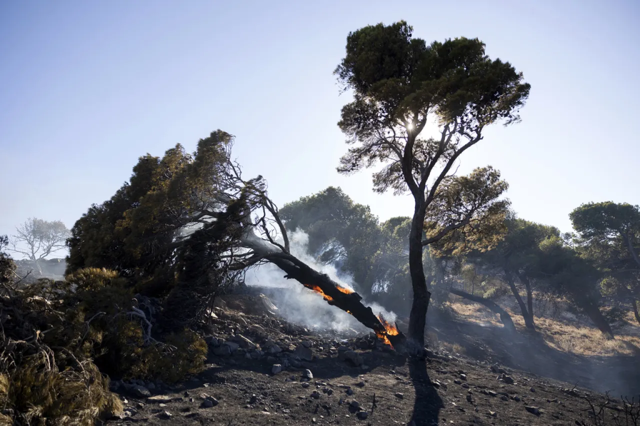 Los bomberos combaten incendios en islas griegas