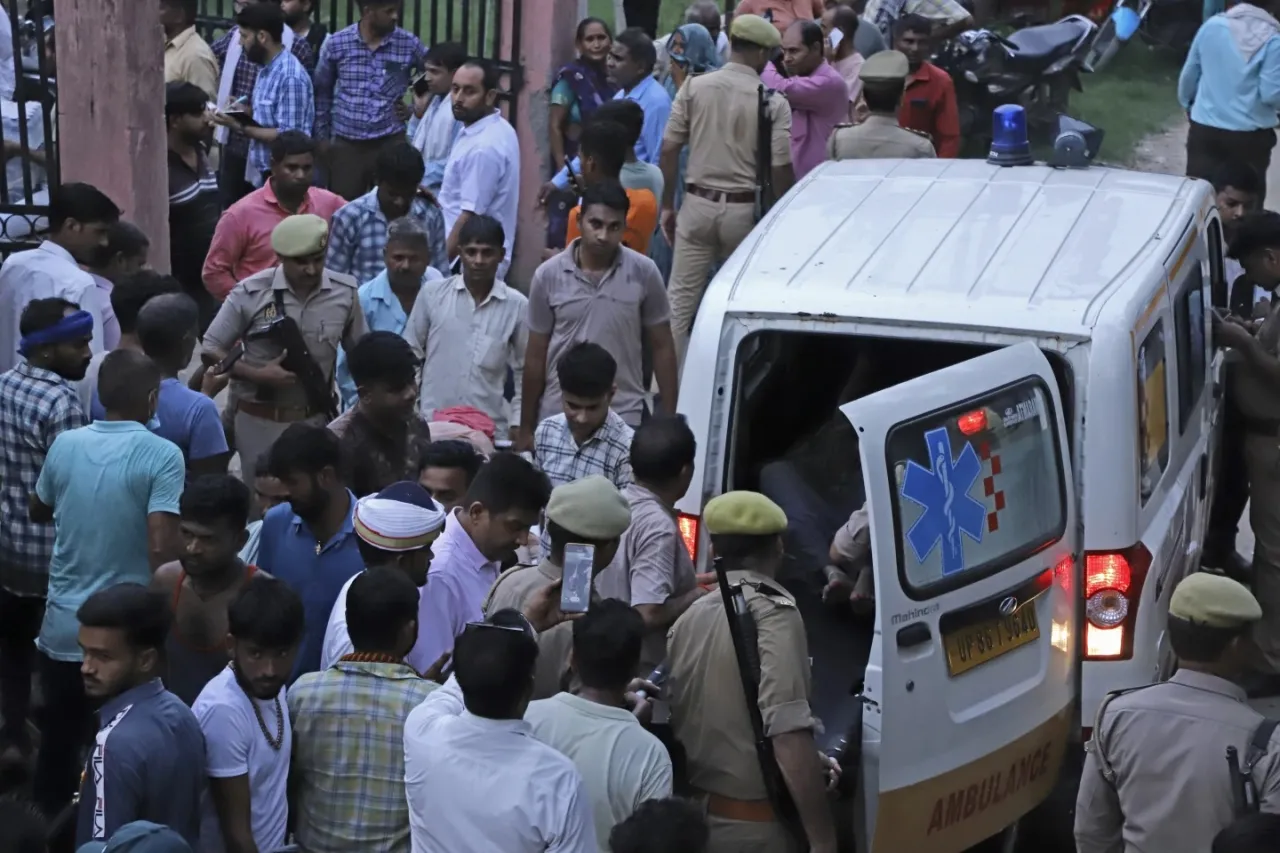 India: Mueren más de 100 personas en estampida en evento religioso