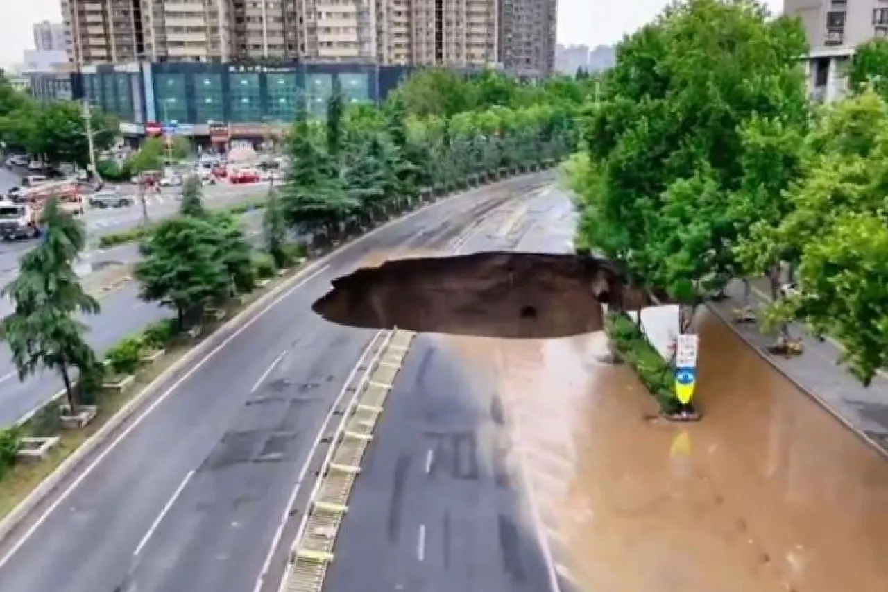 Enorme socavón aparece en una carretera en China