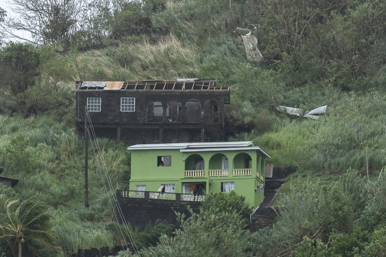 El huracán Beryl surca aguas abiertas tras arrasar el sureste del Caribe